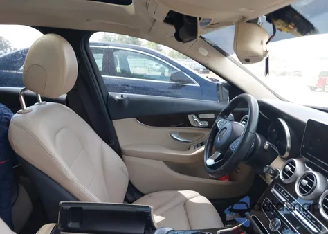 2015 Mercedes-Benz C 300 4Matic/Luxury 4Matic/Sport 4Matic z USA, uszkodzony, nr VIN 55SWF4KB5FU049007